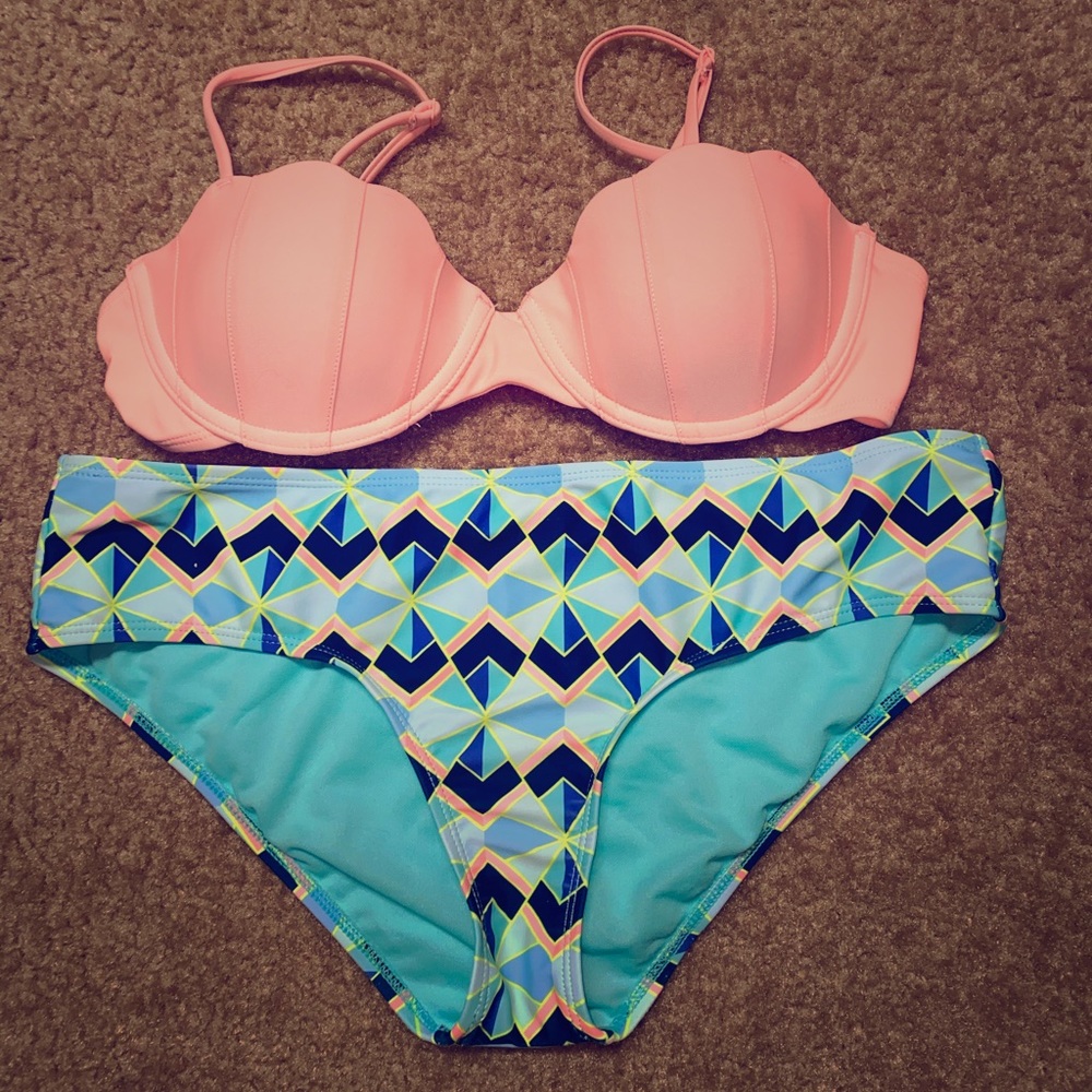 Sea shell bikini top w/ tribal print bikini bottom